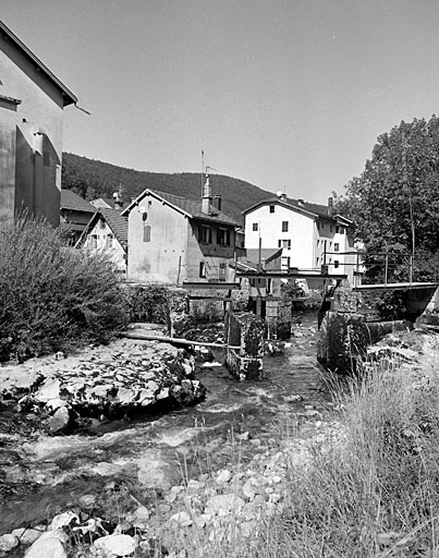 La Bienne en amont du barrage de l'ancienne usine Cochet. © Yves Sancey / Région Bourgogne-Franche-Comté, Inventaire du patrimoine - 2003 La Bienne en amont du barrage de l'ancienne usine Cochet. © Yves Sancey / Région Bourgogne-Franche-Comté, Inventaire du patrimoine - 2003