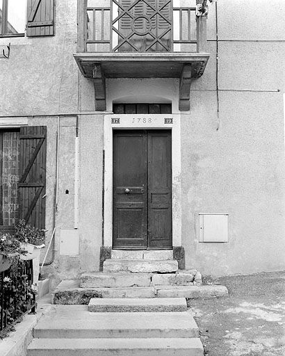 Maison avec atelier (18e siècle) aux n° 17 et 19 rue Wladimir Gagneur : porte d'entrée. Maison (AK 56, 57). L'imposte de la porte est coiffée d'un linteau délardé en arc segmentaire. © Yves Sancey / Région Bourgogne-Franche-Comté, Inventaire du patrimoine - 2003