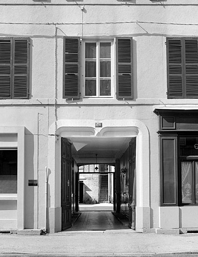 Entrée principale (passage couvert) et fenêtre du premier étage. © Yves Sancey / Région Bourgogne-Franche-Comté, Inventaire du patrimoine - 2003