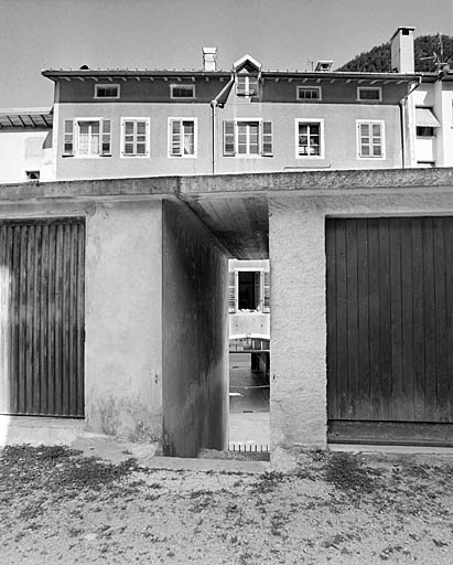 La cour vue depuis le haut de l'escalier des garages. © Yves Sancey / Région Bourgogne-Franche-Comté, Inventaire du patrimoine - 2003