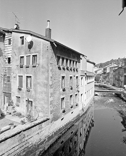 Bâtiment au n° 19, vu du sud-est (côté Bienne). © Yves Sancey / Région Bourgogne-Franche-Comté, Inventaire du patrimoine - 2003