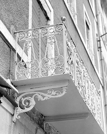 Balcon du premier étage : garde-corps et console. © Yves Sancey / Région Bourgogne-Franche-Comté, Inventaire du patrimoine - 2003