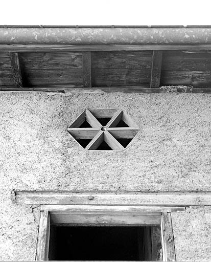 Bâtiment en fond de cour : oculus hexagonal. © Yves Sancey / Région Bourgogne-Franche-Comté, Inventaire du patrimoine - 2003