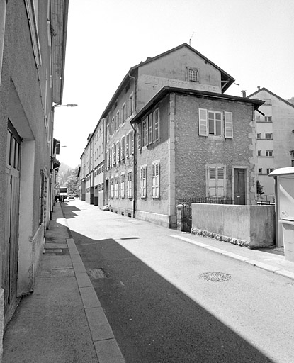 Vue d'ensemble depuis le nord-est : façades sur rue. © Yves Sancey / Région Bourgogne-Franche-Comté, Inventaire du patrimoine - 2003