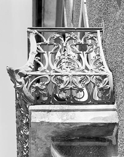 Balcon de l'immeuble : détail du garde-corps. © Yves Sancey / Région Bourgogne-Franche-Comté, Inventaire du patrimoine - 2003 Balcon de l'immeuble : détail du garde-corps. © Yves Sancey / Région Bourgogne-Franche-Comté, Inventaire du patrimoine - 2003