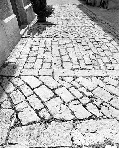 Sol pavé devant l'atelier. © Yves Sancey / Région Bourgogne-Franche-Comté, Inventaire du patrimoine - 2003 Sol pavé devant l'atelier. © Yves Sancey / Région Bourgogne-Franche-Comté, Inventaire du patrimoine - 2003