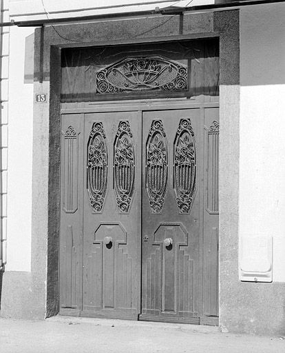 Immeuble avec atelier (18e siècle) au n° 13 quai Aimé Lamy : porte d'entrée à décor Art déco. Immeuble (AI 134). © Yves Sancey / Région Bourgogne-Franche-Comté, Inventaire du patrimoine - 2003