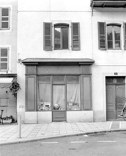 Devanture de boutique et fenêtre en arc segmentaire. © Yves Sancey / Région Bourgogne-Franche-Comté, Inventaire du patrimoine - 2003