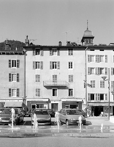 Maison (18e siècle) devenue immeuble avec atelier au n° 3 place Lissac. Maison (AI 210) portant la date 1771. © Yves Sancey / Région Bourgogne-Franche-Comté, Inventaire du patrimoine - 2003