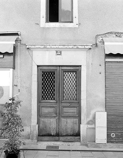 Immeuble avec atelier (18e siècle) au n° 3 place Henri Lissac : porte d'entrée. Maison devenue immeuble (AI 210). © Yves Sancey / Région Bourgogne-Franche-Comté, Inventaire du patrimoine - 2003