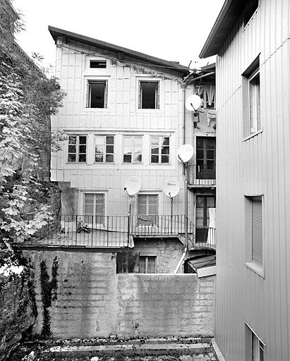 Immeuble avec atelier (18e siècle) au n° 3 place Henri Lissac : fenêtres multiples. Immeuble (AI 210) : élévation sud du corps en retour contre la façade postérieure. © Yves Sancey / Région Bourgogne-Franche-Comté, Inventaire du patrimoine - 2003