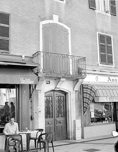 Porte principale et porte-fenêtre du premier étage, de trois quarts gauche. © Yves Sancey / Région Bourgogne-Franche-Comté, Inventaire du patrimoine - 2003 Porte principale et porte-fenêtre du premier étage, de trois quarts gauche. © Yves Sancey / Région Bourgogne-Franche-Comté, Inventaire du patrimoine - 2003