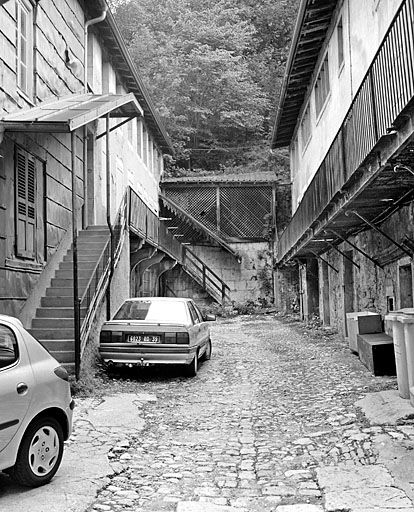 Vue d'ensemble de la cour et des deux ailes, depuis le rez-de-chaussée. © Yves Sancey / Région Bourgogne-Franche-Comté, Inventaire du patrimoine - 2003 Vue d'ensemble de la cour et des deux ailes, depuis le rez-de-chaussée. © Yves Sancey / Région Bourgogne-Franche-Comté, Inventaire du patrimoine - 2003