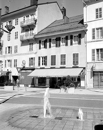 Vue d'ensemble, de trois quarts droite. © Yves Sancey / Région Bourgogne-Franche-Comté, Inventaire du patrimoine - 2003 Vue d'ensemble, de trois quarts droite. © Yves Sancey / Région Bourgogne-Franche-Comté, Inventaire du patrimoine - 2003