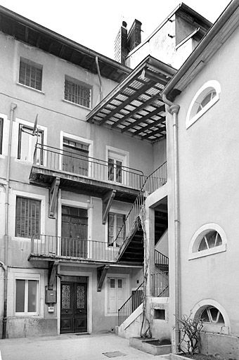 Façade postérieure et escalier. © Yves Sancey / Région Bourgogne-Franche-Comté, Inventaire du patrimoine - 2003 Façade postérieure et escalier. © Yves Sancey / Région Bourgogne-Franche-Comté, Inventaire du patrimoine - 2003