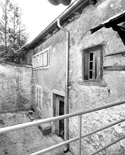Façade postérieure du bâtiment oriental, vue en enfilade. © Yves Sancey / Région Bourgogne-Franche-Comté, Inventaire du patrimoine - 2003 Façade postérieure du bâtiment oriental, vue en enfilade. © Yves Sancey / Région Bourgogne-Franche-Comté, Inventaire du patrimoine - 2003
