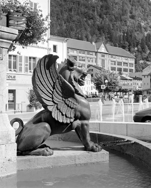 Le lion ailé sud-ouest, de profil gauche. © Yves Sancey / Région Bourgogne-Franche-Comté, Inventaire du patrimoine - 2003