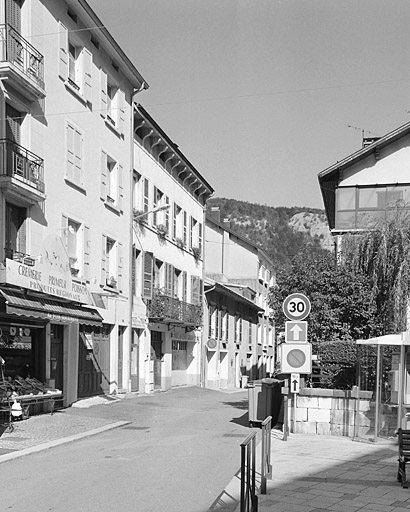 Vue d'ensemble de l'élévation antérieure et de la rue, depuis le sud-est. © Yves Sancey / Région Bourgogne-Franche-Comté, Inventaire du patrimoine - 2003