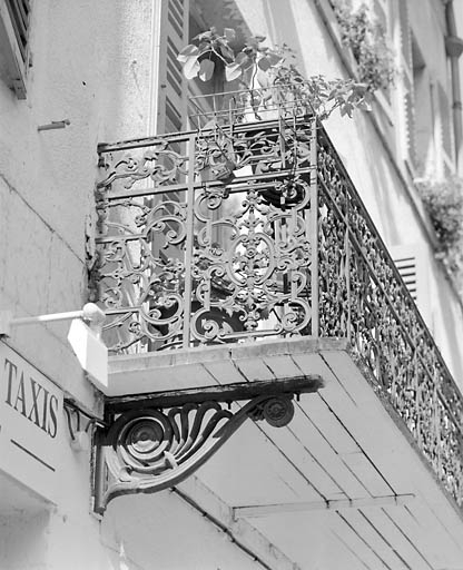 Elévation antérieure : face latérale du garde-corps du balcon. © Yves Sancey / Région Bourgogne-Franche-Comté, Inventaire du patrimoine - 2003