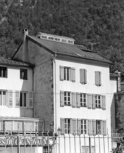 Immeuble (19e siècle) au n° 14 rue des Promenades : corps de bâtiment secondaire donnant sur le n° 10 Petit Quai. Immeuble (AI 44) avec verrière éclairant la cage d'escalier. © Yves Sancey / Région Bourgogne-Franche-Comté, Inventaire du patrimoine - 2003