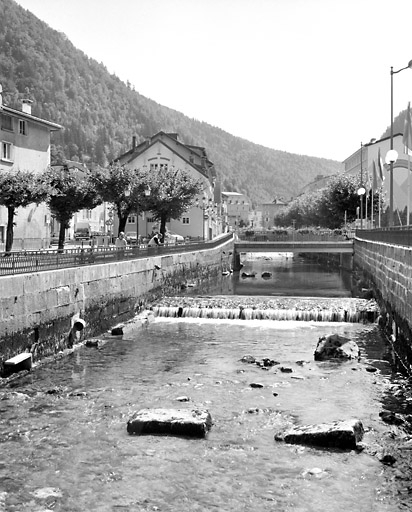 Pont du Curé : vue d'ensemble, depuis la rive gauche en aval. © Yves Sancey / Région Bourgogne-Franche-Comté, Inventaire du patrimoine - 2003 Pont du Curé : vue d'ensemble, depuis la rive gauche en aval. © Yves Sancey / Région Bourgogne-Franche-Comté, Inventaire du patrimoine - 2003