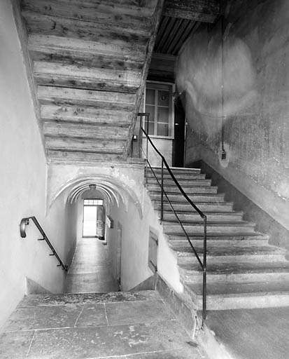Couloir du rez-de-chaussée et escalier, depuis le premier repos. © Yves Sancey / Région Bourgogne-Franche-Comté, Inventaire du patrimoine - 2003