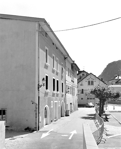 La rue des Promenades, depuis la place Jean Jaurès. © Yves Sancey / Région Bourgogne-Franche-Comté, Inventaire du patrimoine - 2003 La rue des Promenades, depuis la place Jean Jaurès. © Yves Sancey / Région Bourgogne-Franche-Comté, Inventaire du patrimoine - 2003