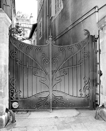 Grille avec ferronnerie à motif art déco. © Yves Sancey / Région Bourgogne-Franche-Comté, Inventaire du patrimoine - 2003
