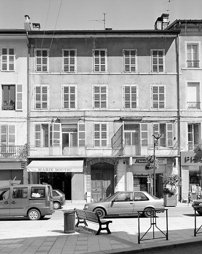 Immeuble avec atelier (19e siècle) au n° 155 rue de la République. Immeuble (AI 76) avec porte cochère et, à l'étage, un balcon filant accessible par deux portes-fenêtres, chacune surmontée d'une corniche. © Yves Sancey / Région Bourgogne-Franche-Comté, Inventaire du patrimoine - 2003