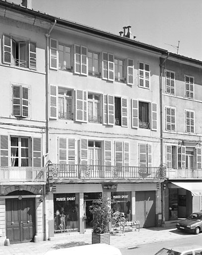 Immeuble (19e siècle) au n° 153 rue de la République. Immeuble (AI 75) avec balcon filant. © Yves Sancey / Région Bourgogne-Franche-Comté, Inventaire du patrimoine - 2003