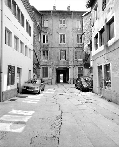 Façade postérieure et cour. © Yves Sancey / Région Bourgogne-Franche-Comté, Inventaire du patrimoine - 2003