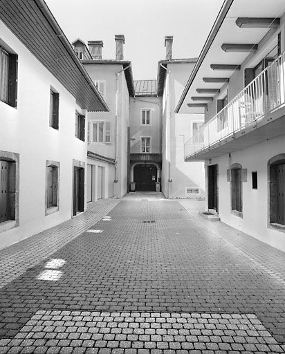 Vue d'ensemble de la façade postérieure et de la cour. © Yves Sancey / Région Bourgogne-Franche-Comté, Inventaire du patrimoine - 2003
