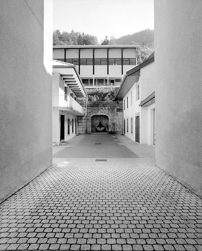 Vue d'ensemble de la cour et des anciennes dépendances. © Yves Sancey / Région Bourgogne-Franche-Comté, Inventaire du patrimoine - 2003