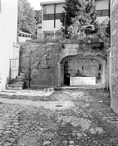 Mur de soutènement, escalier isolé et fontaine. © Yves Sancey / Région Bourgogne-Franche-Comté, Inventaire du patrimoine - 2003