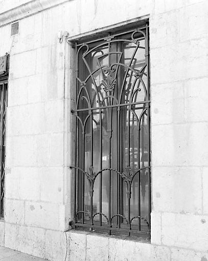 Façade latérale gauche : grille Art déco. © Yves Sancey / Région Bourgogne-Franche-Comté, Inventaire du patrimoine - 2003