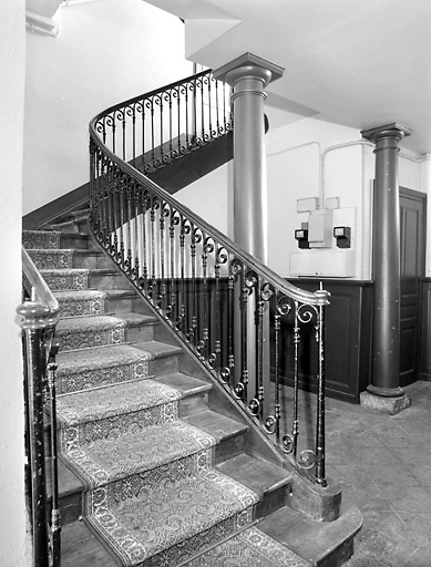 Départ de l'escalier et colonnes. © Yves Sancey / Région Bourgogne-Franche-Comté, Inventaire du patrimoine - 2003