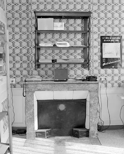 Cheminée en brocatelle, à l'étage. © Yves Sancey / Région Bourgogne-Franche-Comté, Inventaire du patrimoine - 2003