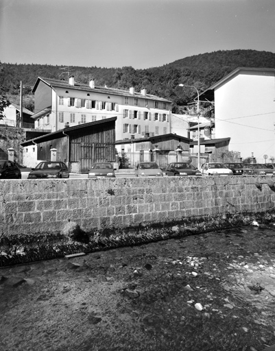 Elévation côté quai Jobez (n° 30 à 34) des immeubles aux n° 3 et 5 rue Pasteur. © Yves Sancey / Région Bourgogne-Franche-Comté, Inventaire du patrimoine - 2003 Elévation côté quai Jobez (n° 30 à 34) des immeubles aux n° 3 et 5 rue Pasteur. © Yves Sancey / Région Bourgogne-Franche-Comté, Inventaire du patrimoine - 2003