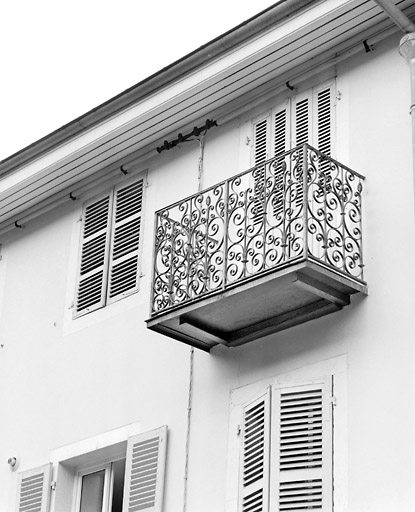 Façade antérieure : balcon du deuxième étage, de trois quarts. © Yves Sancey / Région Bourgogne-Franche-Comté, Inventaire du patrimoine - 2003