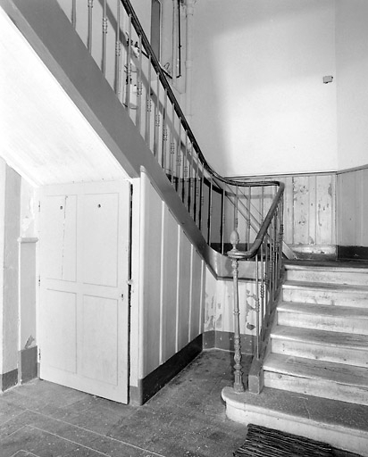 Départ de l'escalier au deuxième étage de soubassement. © Yves Sancey / Région Bourgogne-Franche-Comté, Inventaire du patrimoine - 2003
