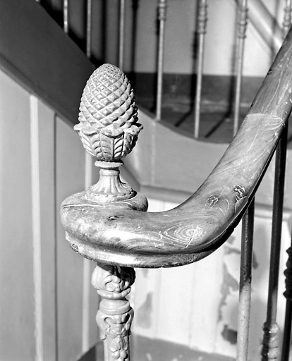 Rampe d'escalier : motif en forme de pomme de pin. © Yves Sancey / Région Bourgogne-Franche-Comté, Inventaire du patrimoine - 2003