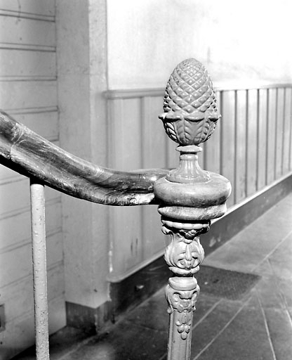 Rampe d'escalier : motif en forme de pomme de pin. © Yves Sancey / Région Bourgogne-Franche-Comté, Inventaire du patrimoine - 2003