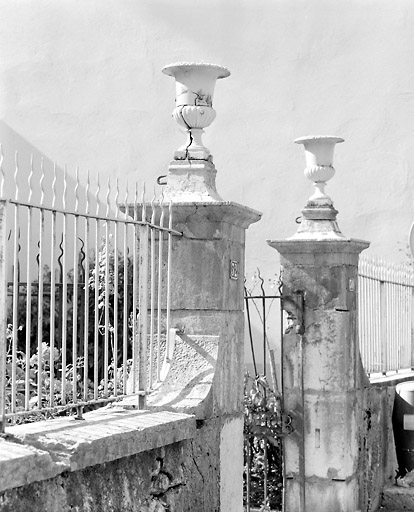 Clôture sur le quai Jobez : piliers et vases. © Yves Sancey / Région Bourgogne-Franche-Comté, Inventaire du patrimoine - 2003