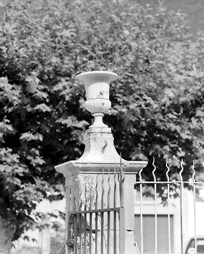 Clôture sur le quai Jobez : un vase. © Yves Sancey / Région Bourgogne-Franche-Comté, Inventaire du patrimoine - 2003