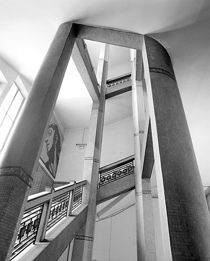 Bâtiment B : détail des colonnes de l'escalier tournant. © Yves Sancey / Région Bourgogne-Franche-Comté, Inventaire du patrimoine - 2003 Bâtiment B : détail des colonnes de l'escalier tournant. © Yves Sancey / Région Bourgogne-Franche-Comté, Inventaire du patrimoine - 2003
