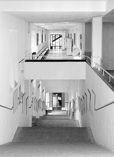 Galerie P : escalier monumental droit, depuis l'extrémité côté bâtiment D. © Yves Sancey / Région Bourgogne-Franche-Comté, Inventaire du patrimoine - 2003 Galerie P : escalier monumental droit, depuis l'extrémité côté bâtiment D. © Yves Sancey / Région Bourgogne-Franche-Comté, Inventaire du patrimoine - 2003