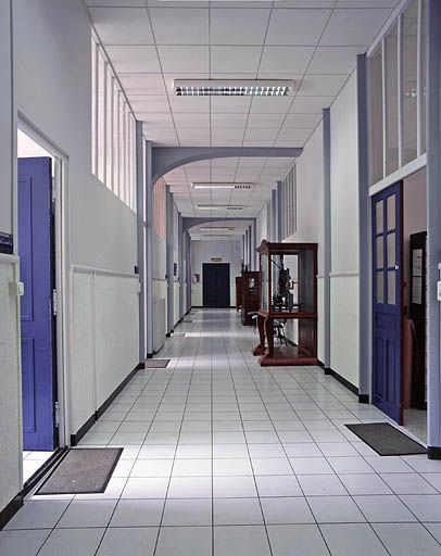 Bâtiment B : couloir de l'administration, au 1er étage. © Yves Sancey / Région Bourgogne-Franche-Comté, Inventaire du patrimoine - 2003 Bâtiment B : couloir de l'administration, au 1er étage. © Yves Sancey / Région Bourgogne-Franche-Comté, Inventaire du patrimoine - 2003