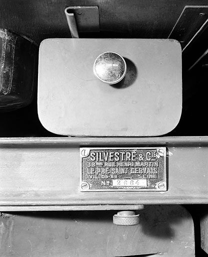 Plaque du constructeur. © Jérôme Mongreville / Région Bourgogne-Franche-Comté, Inventaire du patrimoine - 2003