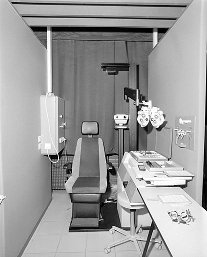 L'un des box de l'atelier de " prise de vue ". Bâtiment de l'enseignement (B), Optique lunetterie (salle 115). © Jérôme Mongreville / Région Bourgogne-Franche-Comté, Inventaire du patrimoine - 2003