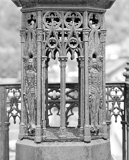 Tombeau d'Eugénie Girod : arcature double et anges sur le piédestal. © Yves Sancey / Région Bourgogne-Franche-Comté, Inventaire du patrimoine - 2003